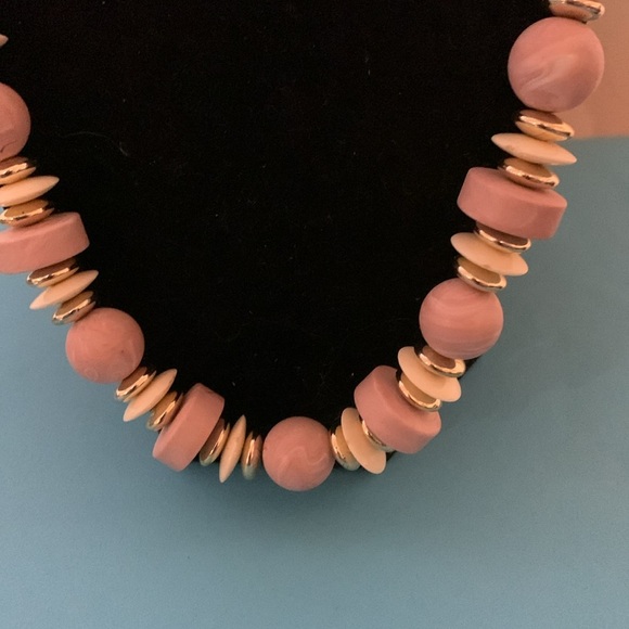 Beautiful pale lavender, cream and gold coloured necklace 22” - Picture 3 of 5